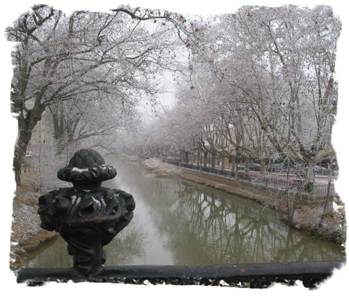 Zaragoza. Barandilla sobre el canal